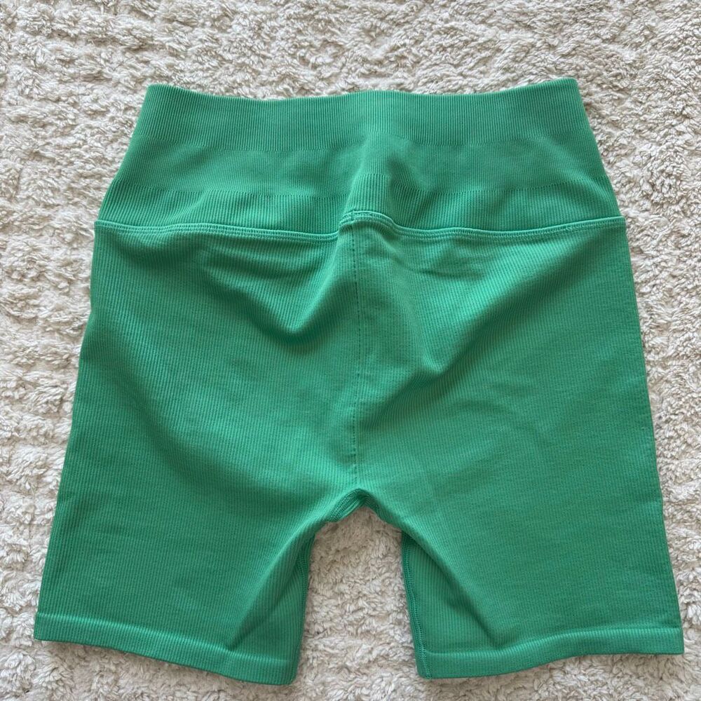 Alo SET Airlift Jump Start Bra & Seamless Shorts Seamless Green Lettuce Medium - Picture 7 of 7